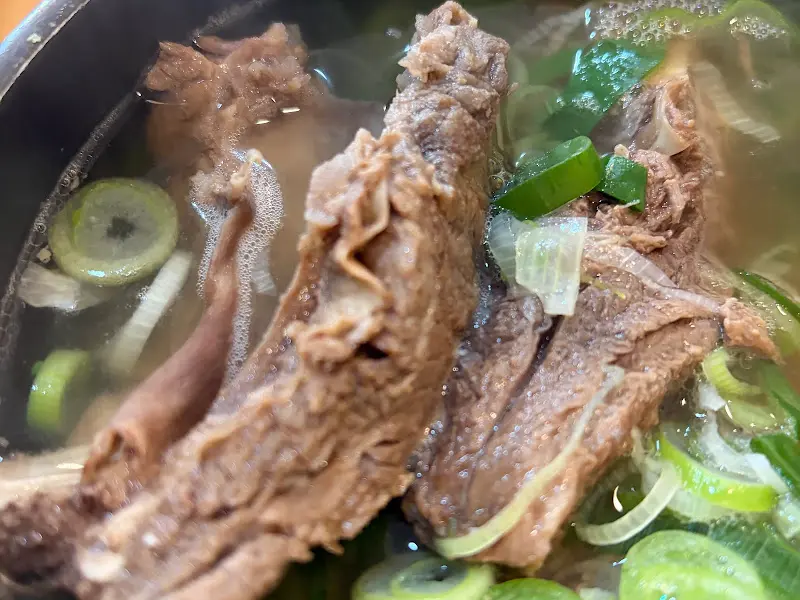 살코기가 푸짐하게 붙어있는 갈비탕