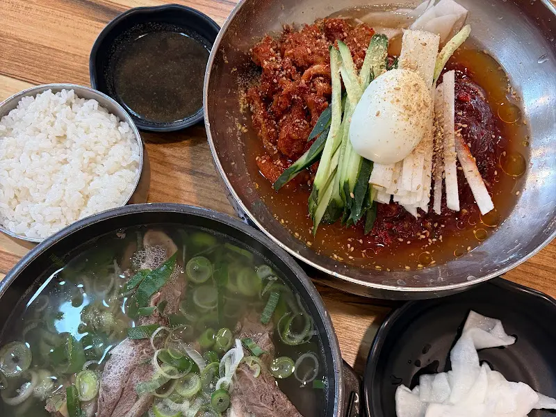 갈비탕과 코다리냉면, 만두가 함께 놓여있는 모습