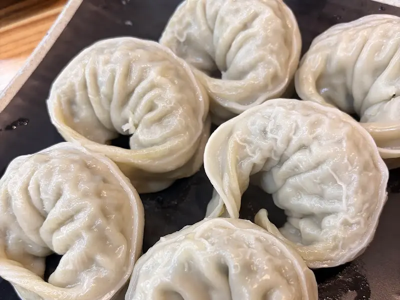 윤기가 흐르는 고기 왕만두