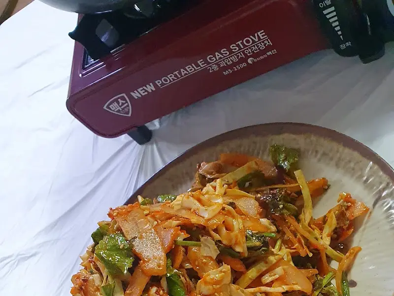 테이블 위에서 끓고 있는 물망치 매운탕