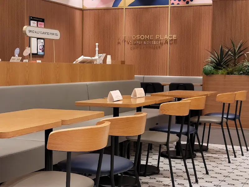 투썸플레이스 내부 테이블