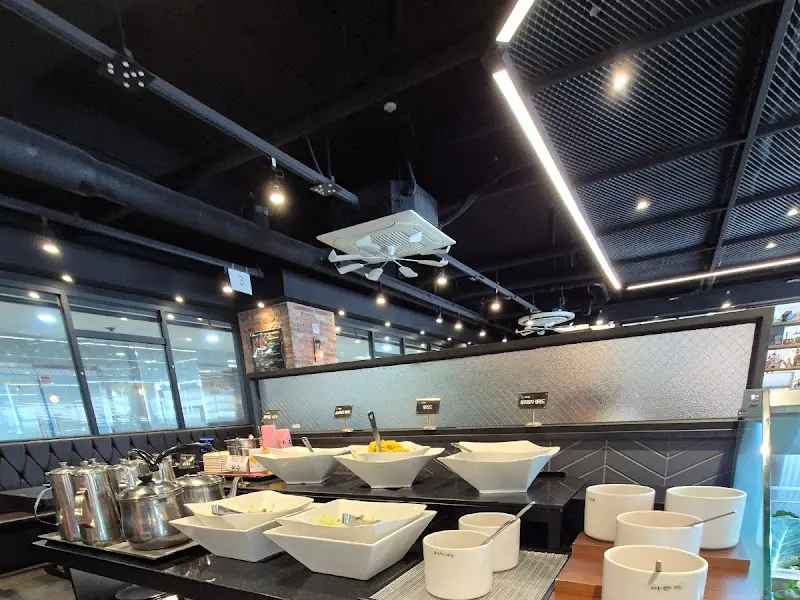 깔끔하게 정돈된 카페 공간