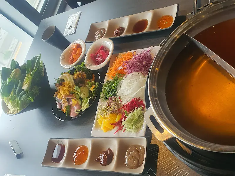 테이블 위에 놓인 샤브샤브와 월남쌈 재료들