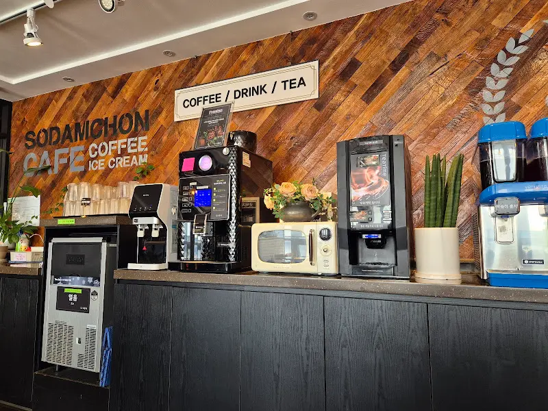 커피 머신이 준비된 카페 공간