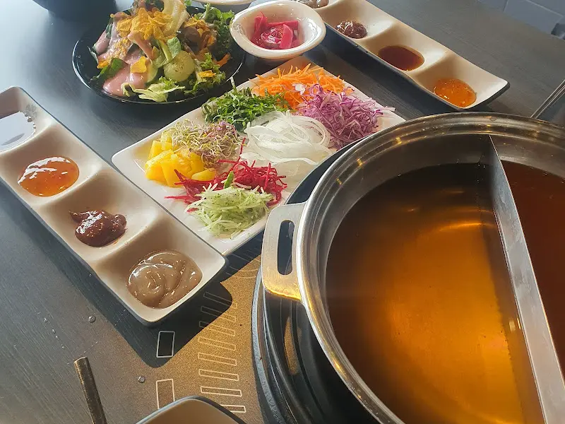 푸짐하게 차려진 테이블