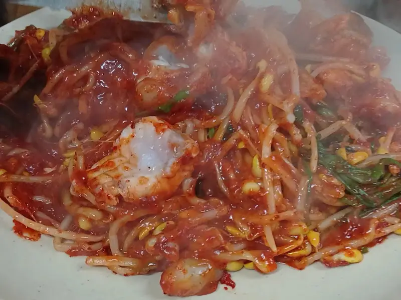 매콤한 양념에 버무려진 아구찜