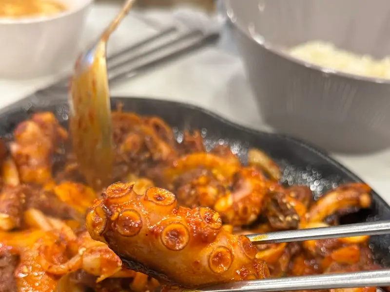 소면을 비벼 먹는 모습