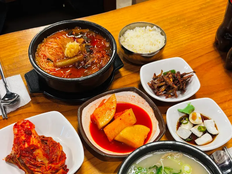 다양한 밑반찬과 국밥