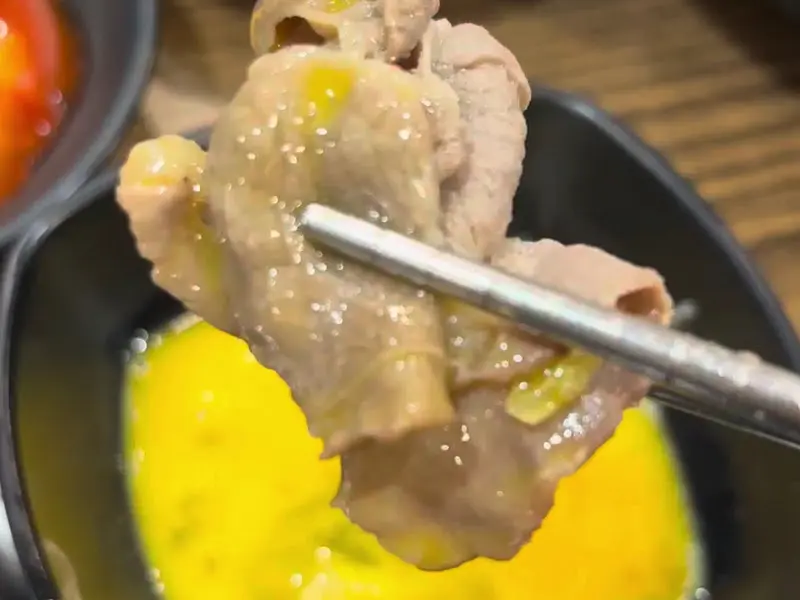 계란 소스에 찍은 고기