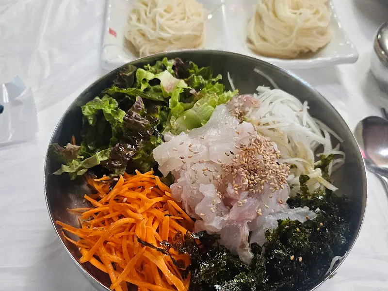 물회와 함께 나오는 국수