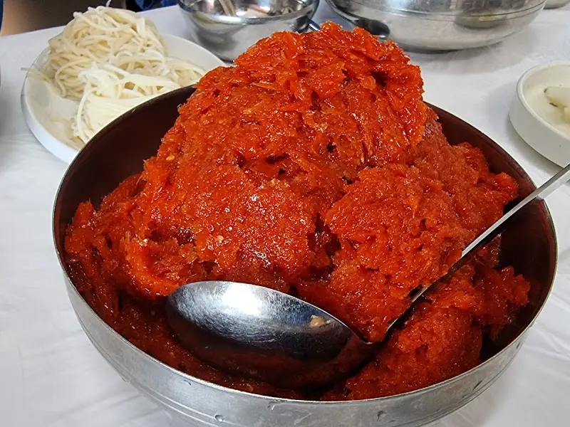 물회 양념을 듬뿍 담은 그릇