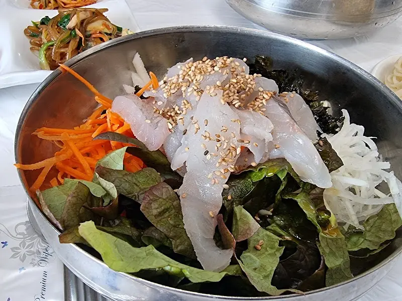 회와 채소가 듬뿍 담긴 물회