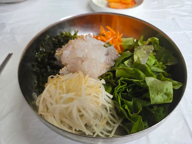 싱싱한 회가 가득한 물회