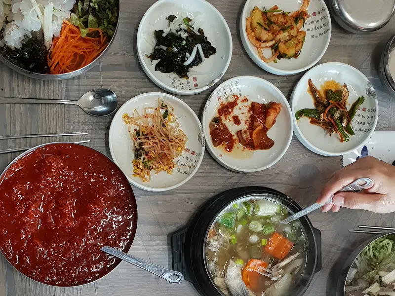 테이블 가득 채운 물회