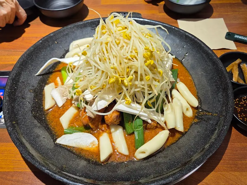 푸짐한 콩나물이 덮인 매운 등갈비찜