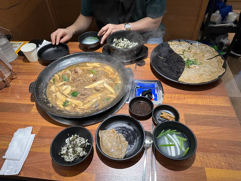 매콤한 등갈비찜과 곤드레밥, 메밀전의 완벽한 조화