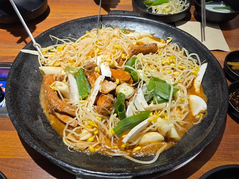 매콤한 양념이 잘 배어있는 등갈비