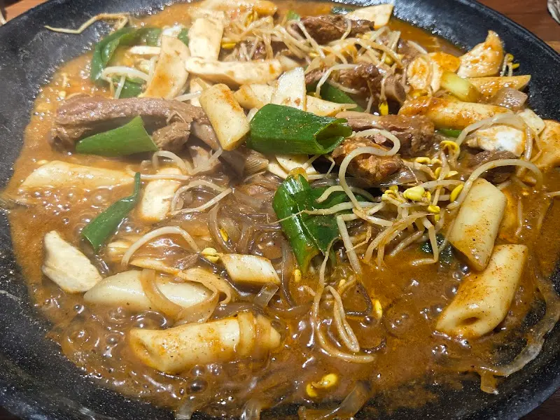 다양한 사리가 푸짐하게 들어간 매운 등갈비찜