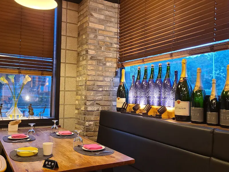 와인병으로 장식된 레스토랑 내부