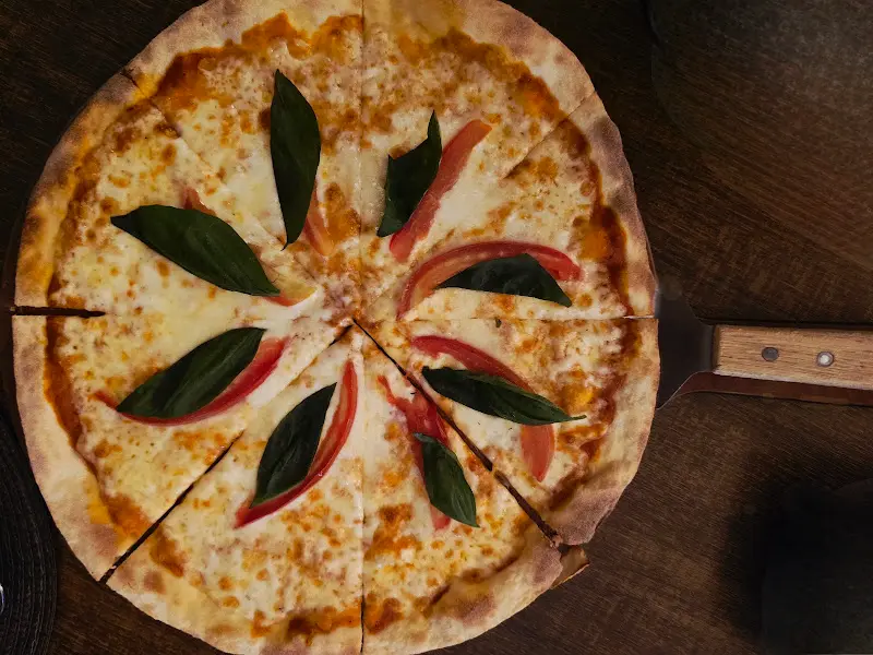 바질과 토마토가 올라간 깔끔한 피자