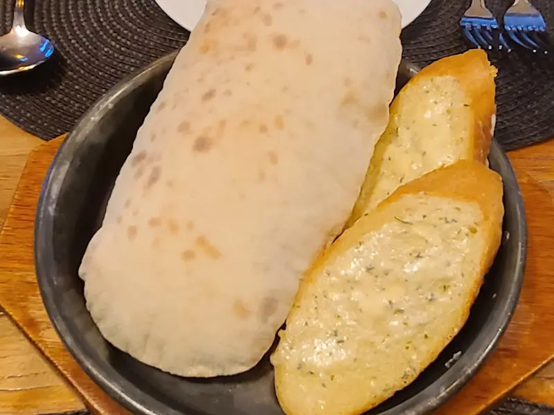 식전빵과 마늘빵의 조화