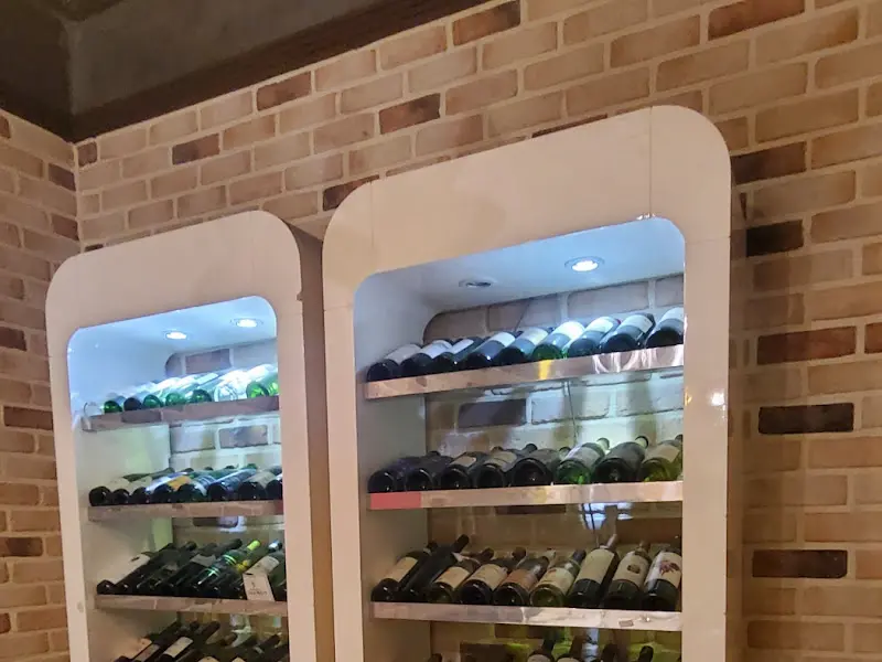 다양한 와인이 진열된 모습