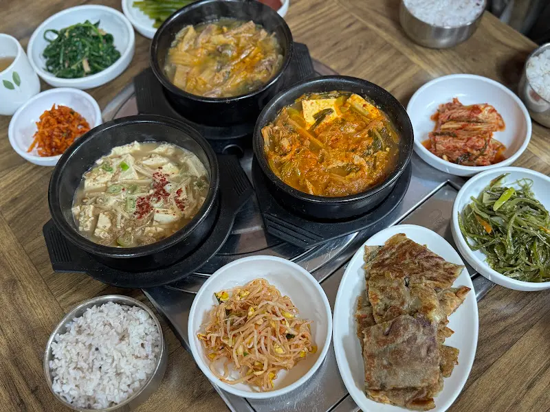 테이블 가득 차려진 창경식당의 밥상