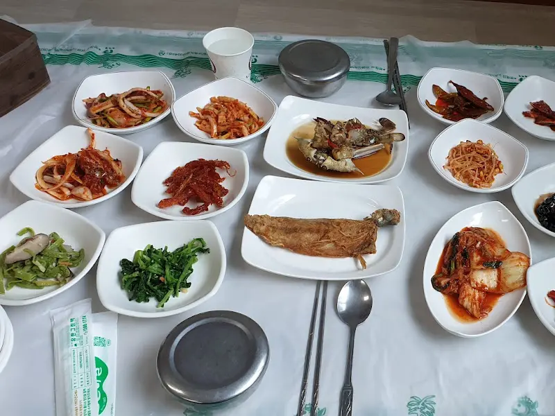 가지런히 놓인 반찬들