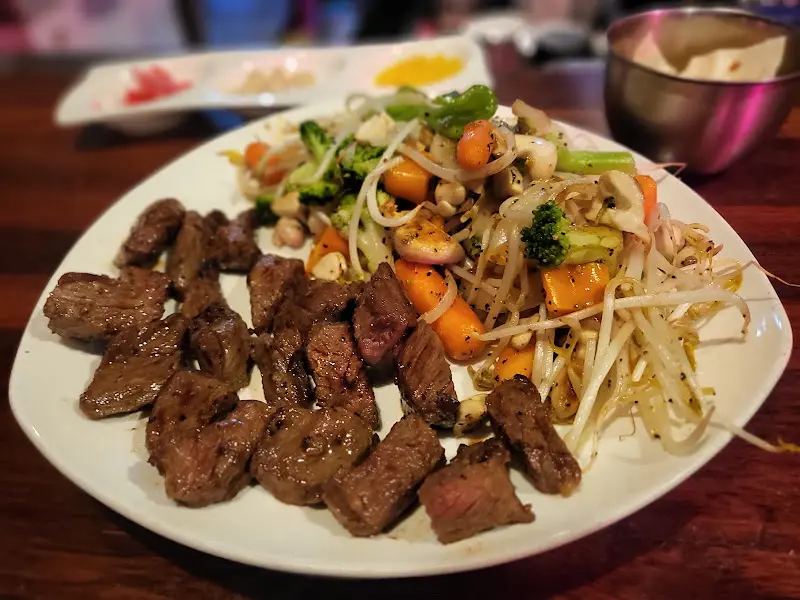 육즙 가득한 스테이크와 신선한 채소의 조화