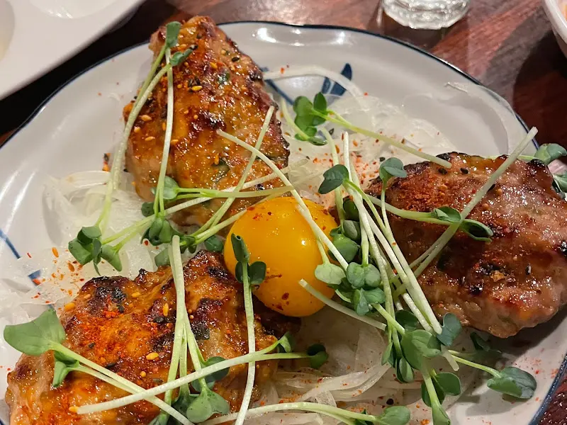 윤기가 흐르는 돼지고기 요리