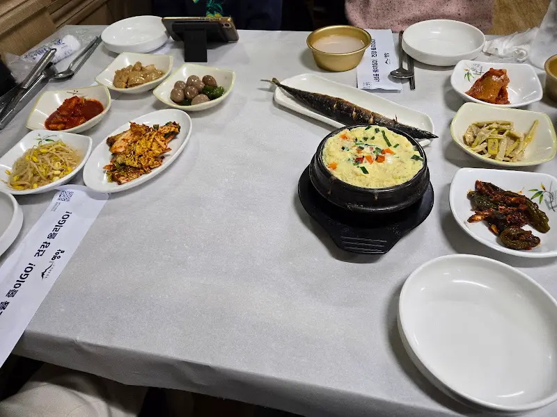 다채로운 꼬막 요리가 가득 차려진 테이블 전경