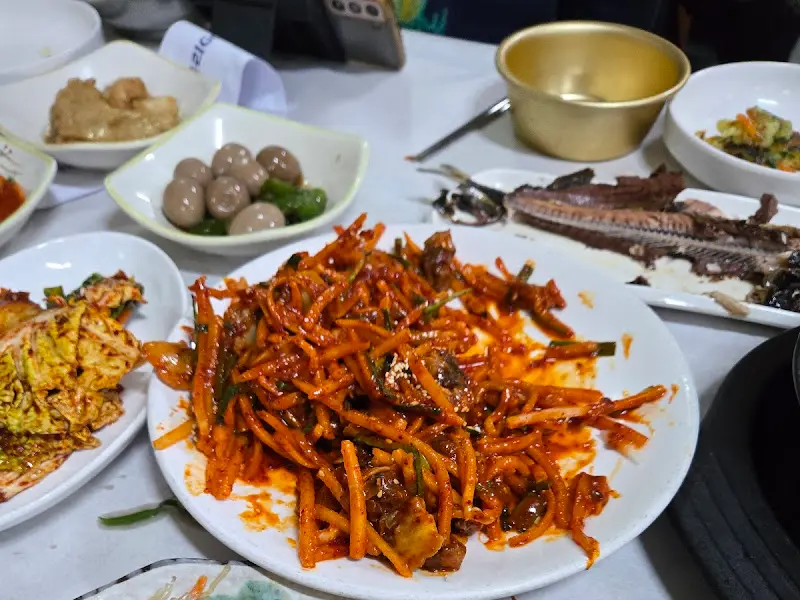 새콤달콤한 양념이 입맛을 돋우는 꼬막무침