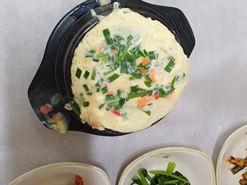 부드러운 식감이 인상적인 꼬막전