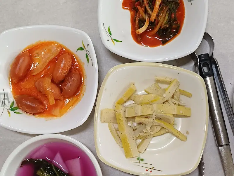 정갈한 밑반찬들이 꼬막 요리의 풍미를 더한다