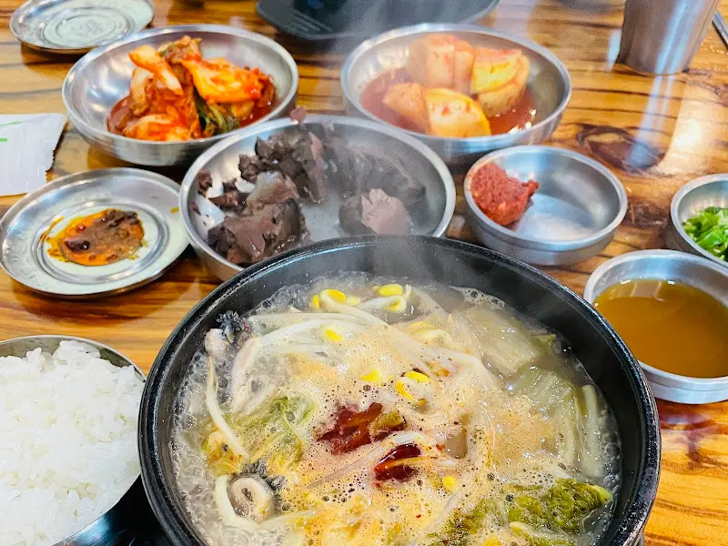 한 상 가득 차려진 해장국