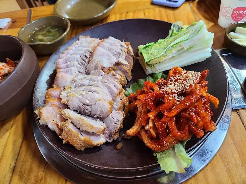 먹음직스러운 보쌈 한 상