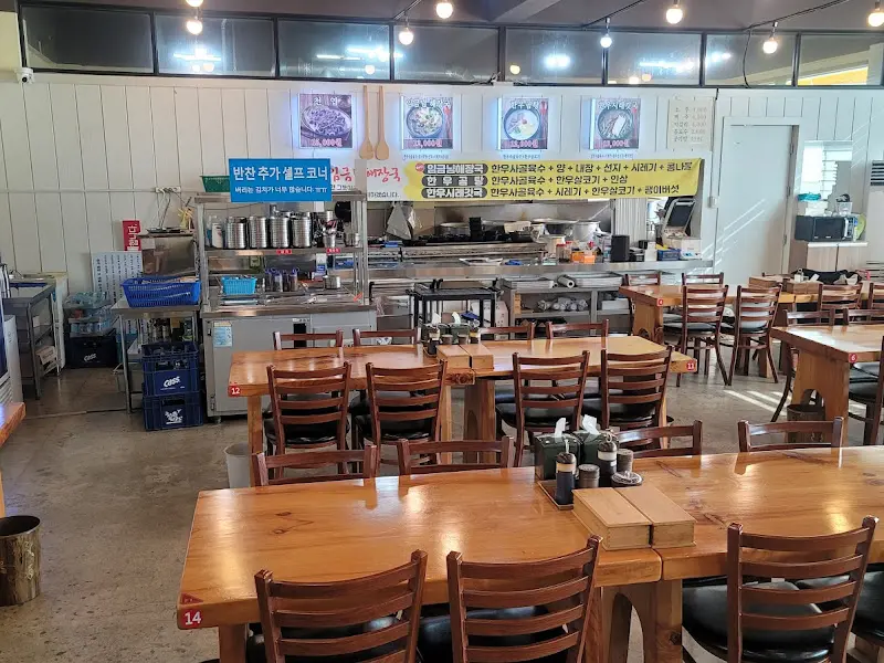 넓은 식당 내부