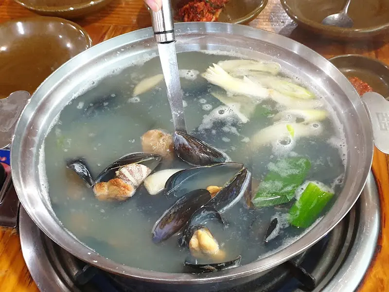 홍합이 듬뿍 들어간 해물 칼국수