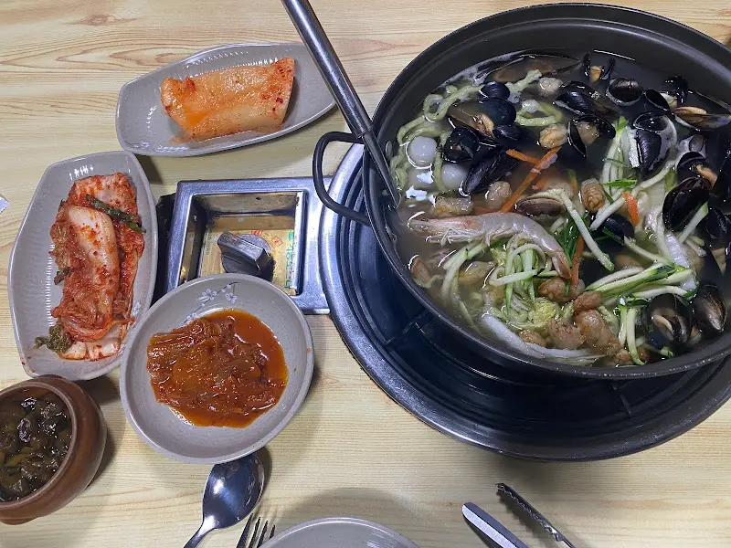 해물칼국수와 김치