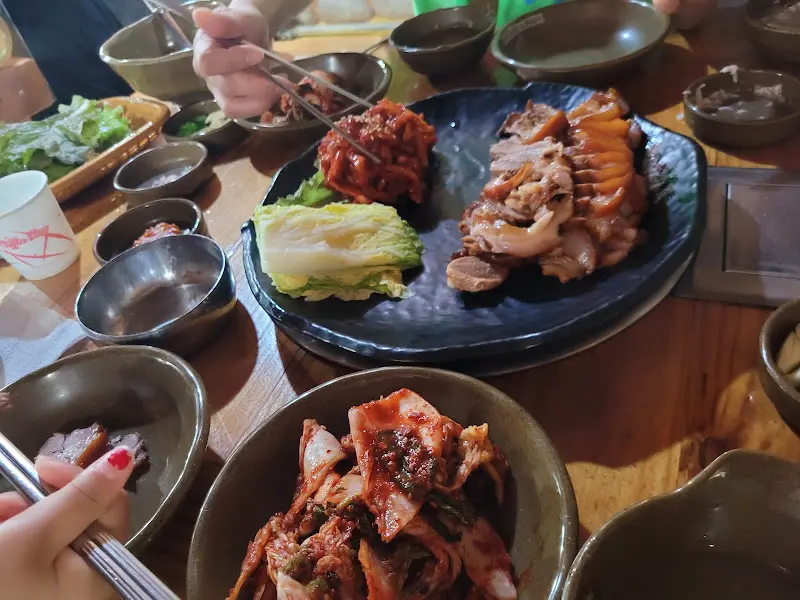 보쌈과 칼국수를 함께 즐기는 모습