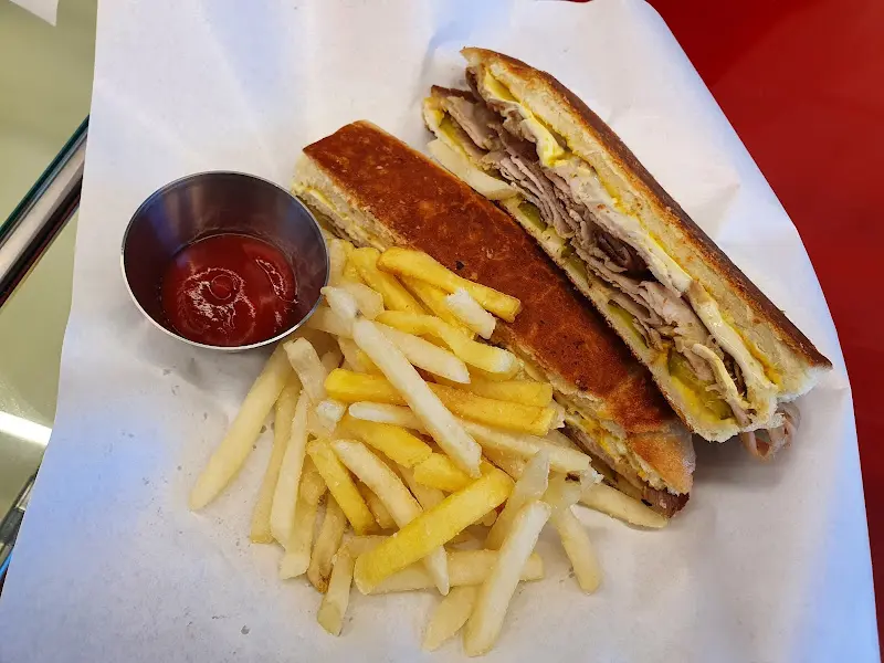 샌드위치와 감자튀김