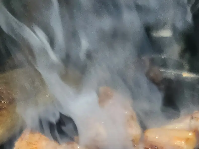 숯불 위에서 익어가는 목살