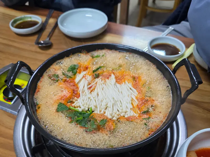 끓기 시작하는 버섯매운탕