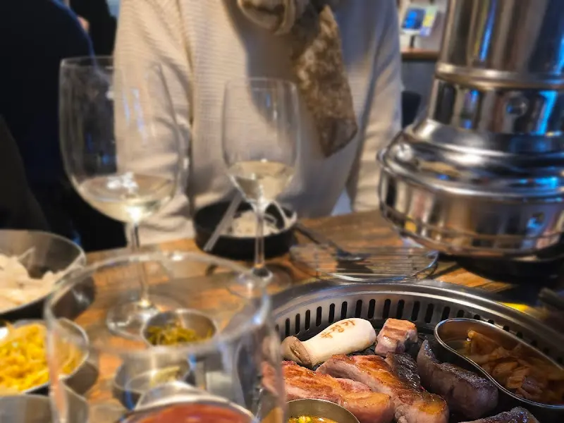 육정가의 황홀한 목살과 와인 한 잔