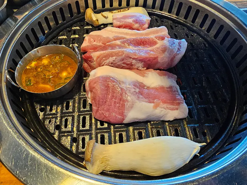 육즙 가득한 목살과 구수한 멜젓