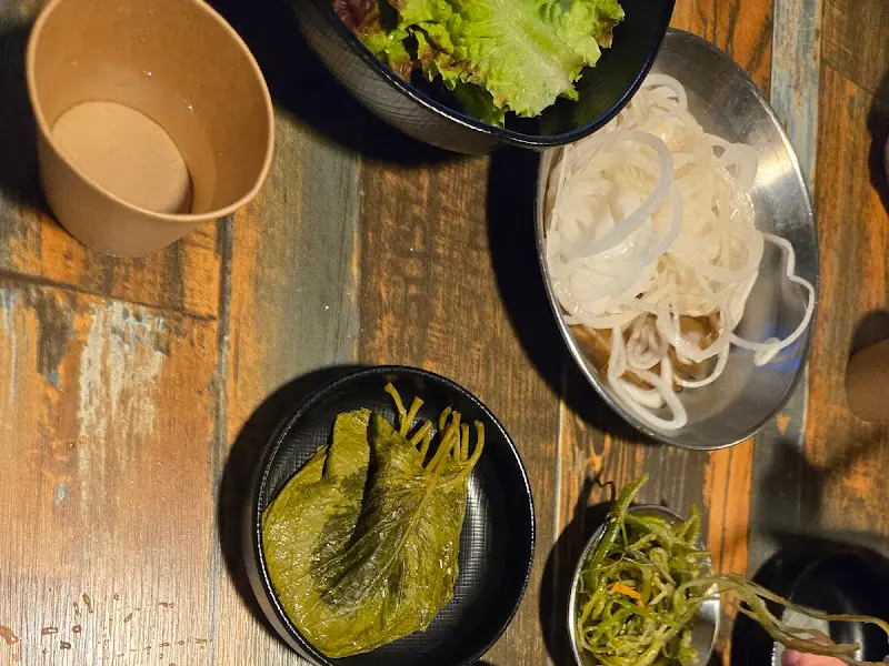 정갈하게 담겨 나오는 육정가의 밑반찬