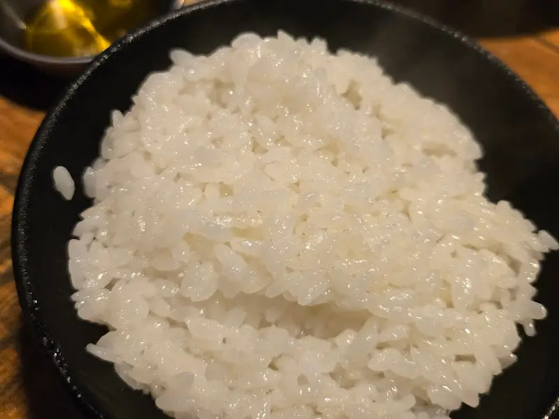 윤기가 자르르 흐르는 갓 지은 밥