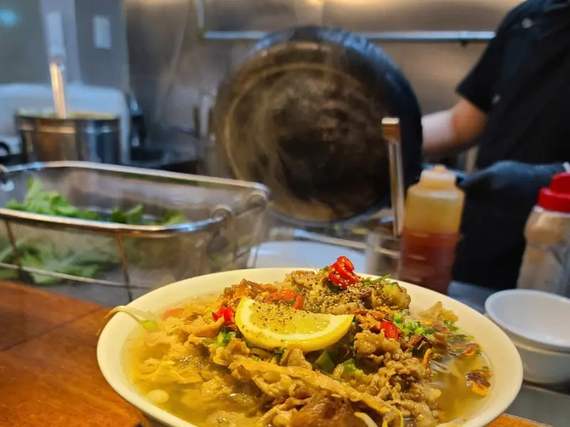 분주하게 요리하는 주방의 모습