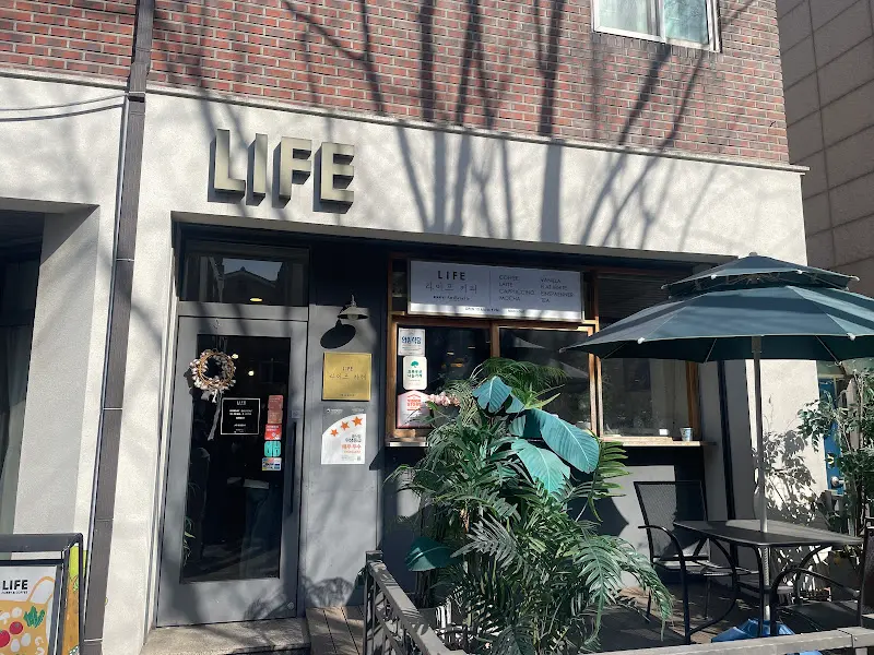 LIFE 외관
