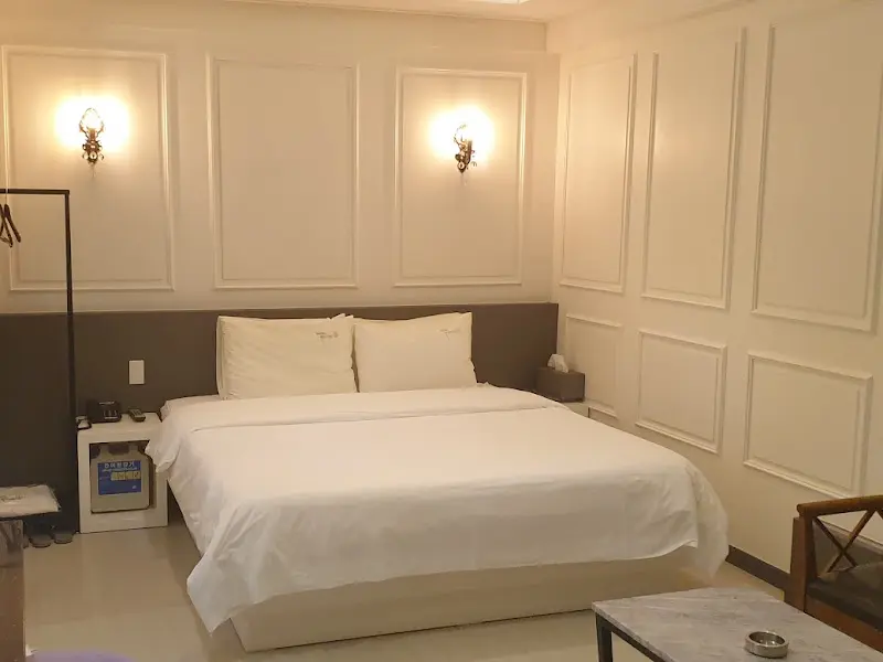 깔끔하게 정돈된 객실 침대